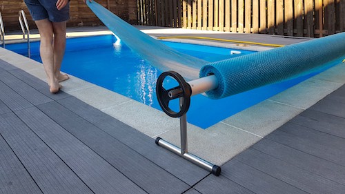 Bâche thermique avec enrouleur pour piscine